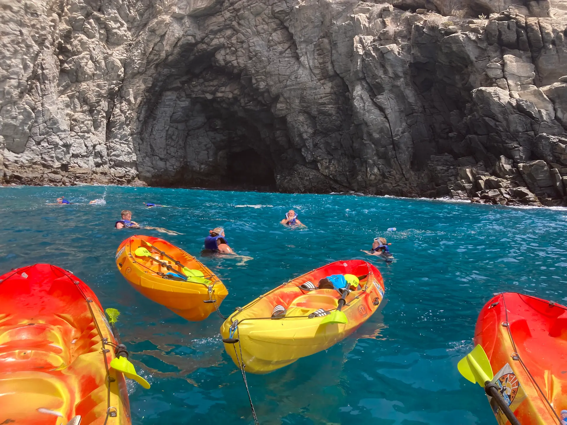 Parada para hacer snorkel durante la excursión en kayak por Los Cristianos