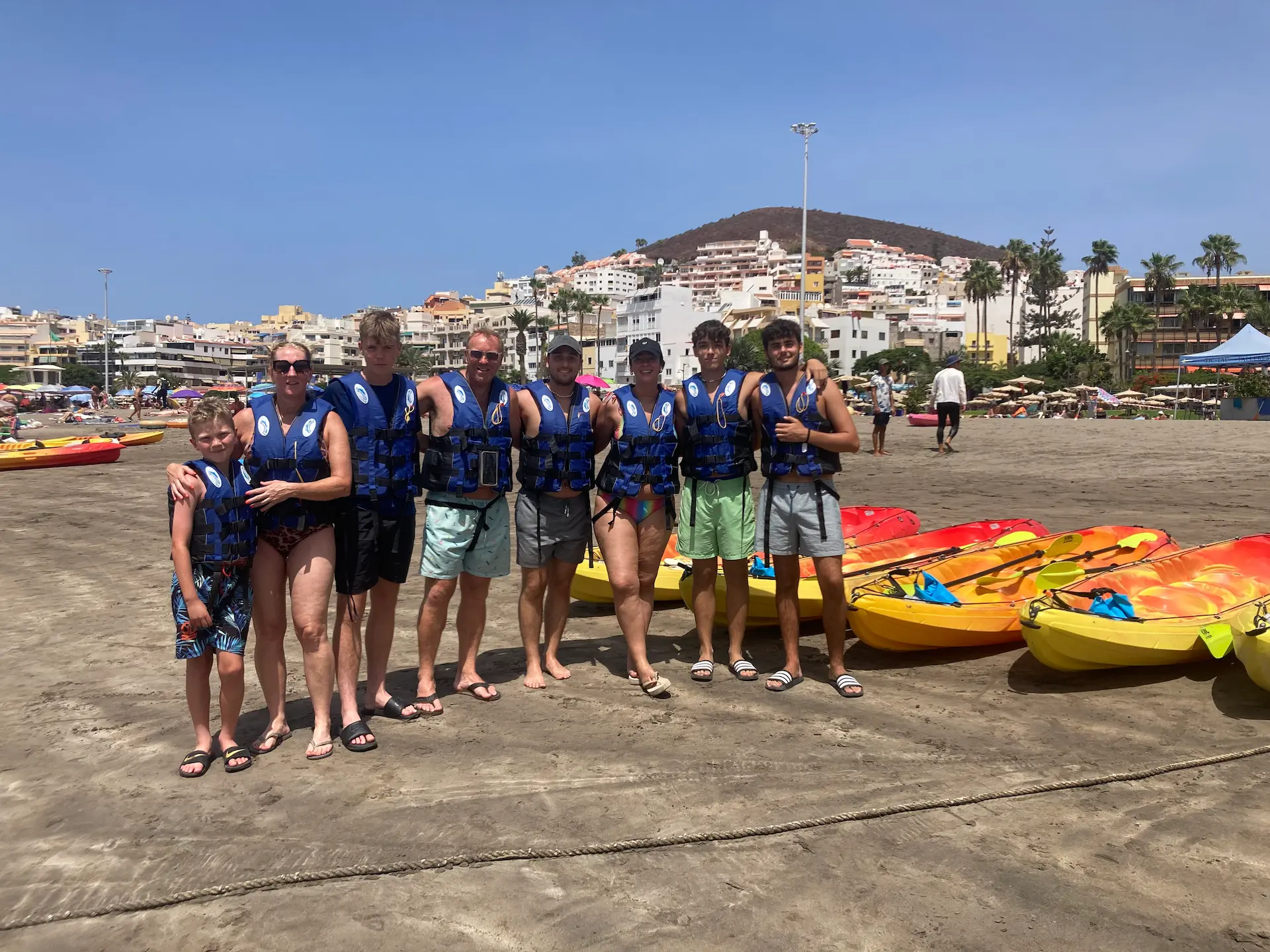 Grupo de usuarios a punto de comenzar su excursión en kayak por Los Cristianos (Tenerife)